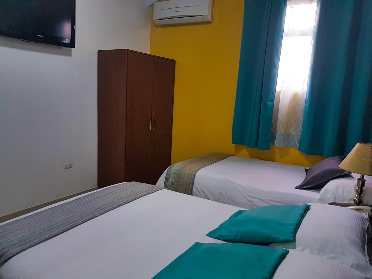 Hostal Blue Pacific Manta Bagian luar foto