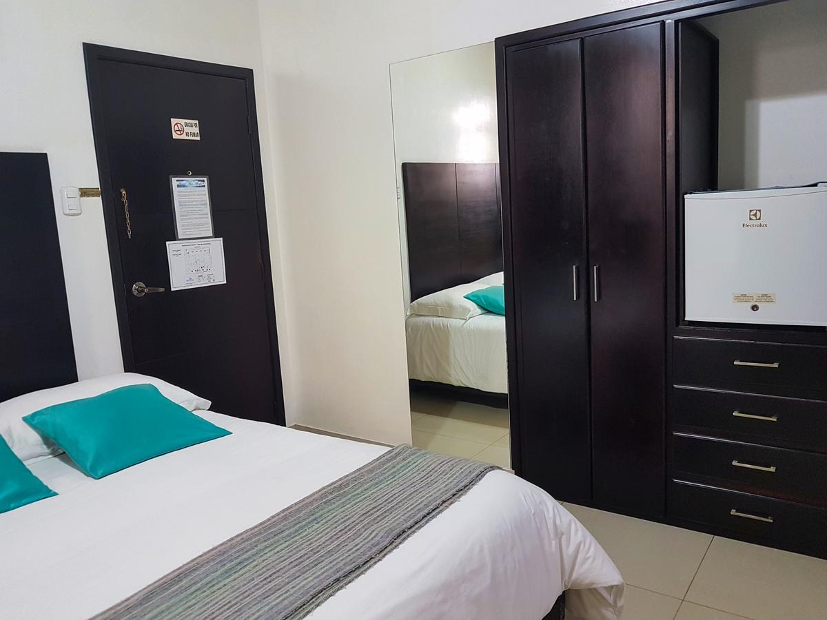 Hostal Blue Pacific Manta Bagian luar foto