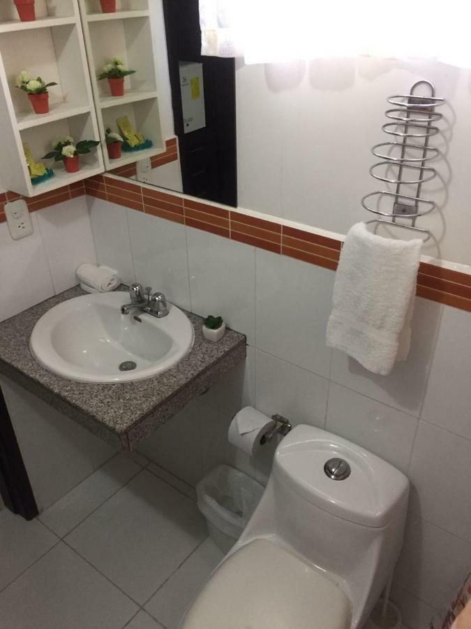 Hostal Blue Pacific Manta Bagian luar foto